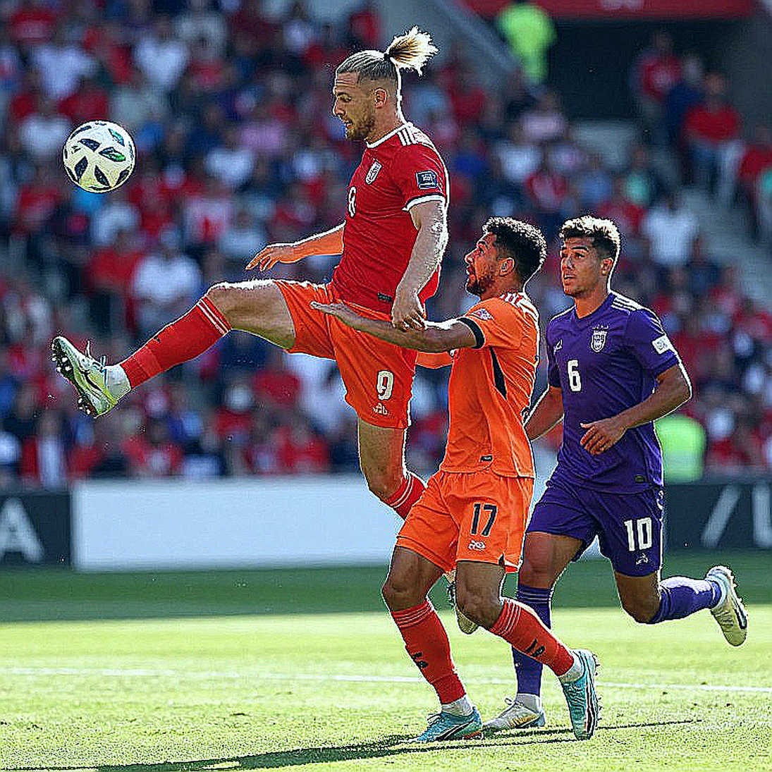 Giải Mã Kỳ Chuyển Nhượng V.League: Khi Nhà Tuyển Trạch Nhìn Xuyên Qua Bản Hợp Đồng